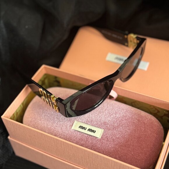 Viral Miu Miu Black Cat-Eye Sunglasses